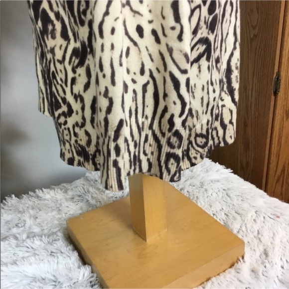 RED animal print 3/4 sleeve pullover Women’s size XL tan cream brown - Picture 8 of 15